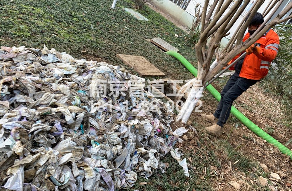 315凤凰化粪池垃圾清理